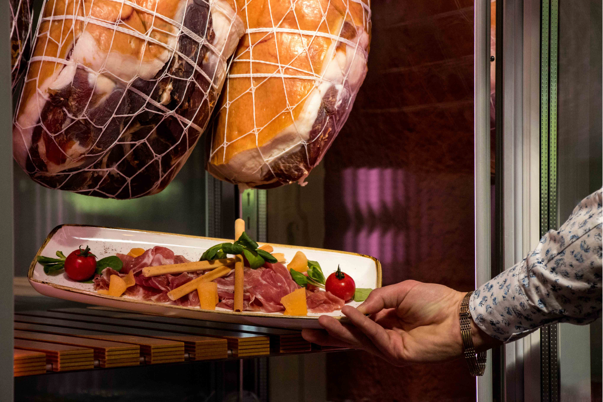 Casa Graziano Prosciutto di Parma DOP érlelőben, friss szeletelt sonkatállal